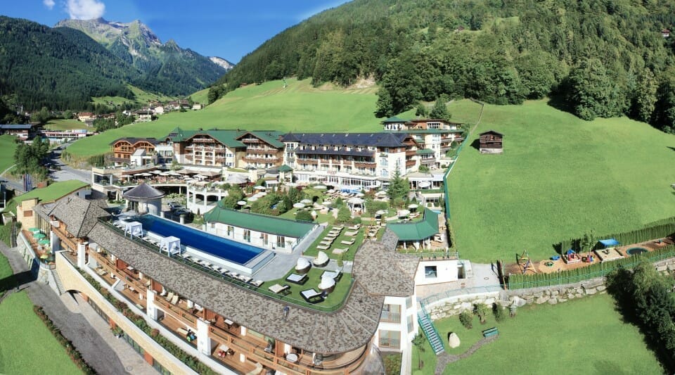 Hotel Stock im Zillertal. Außenansicht mit Pool und Wellnessbereich.